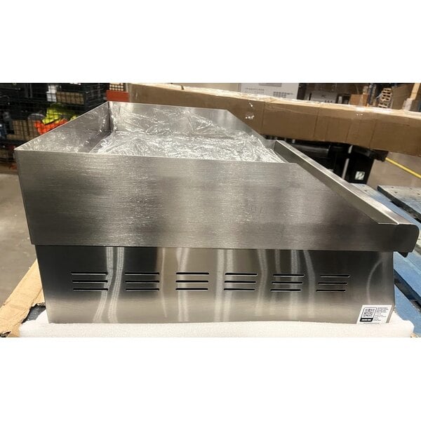 Scratch and Dent Avantco EG24N 24" Electric Countertop Griddle - 208/240V, 2675W-3560W