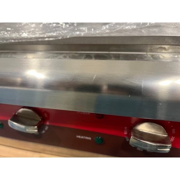 Scratch and Dent Avantco EG24N 24" Electric Countertop Griddle - 208/240V, 2675W-3560W