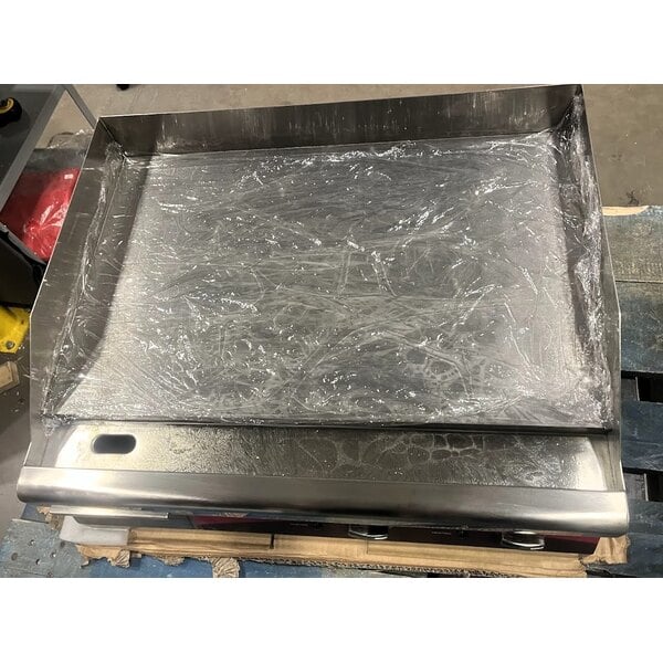 Scratch and Dent Avantco EG24N 24" Electric Countertop Griddle - 208/240V, 2675W-3560W