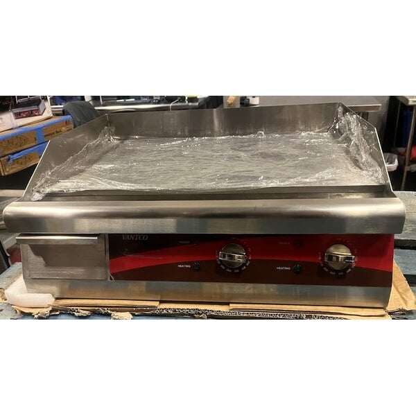 Scratch and Dent Avantco EG24N 24" Electric Countertop Griddle - 208/240V, 2675W-3560W