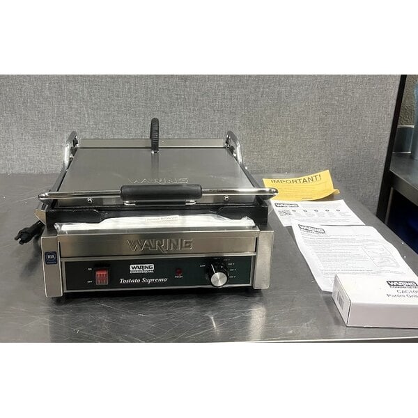 Scratch and Dent Waring WFG250 Tostato Supremo Large Smooth Top & Bottom Panini Grill - 14 1/2" x 11" Cooking Surface - 120V, 1800W