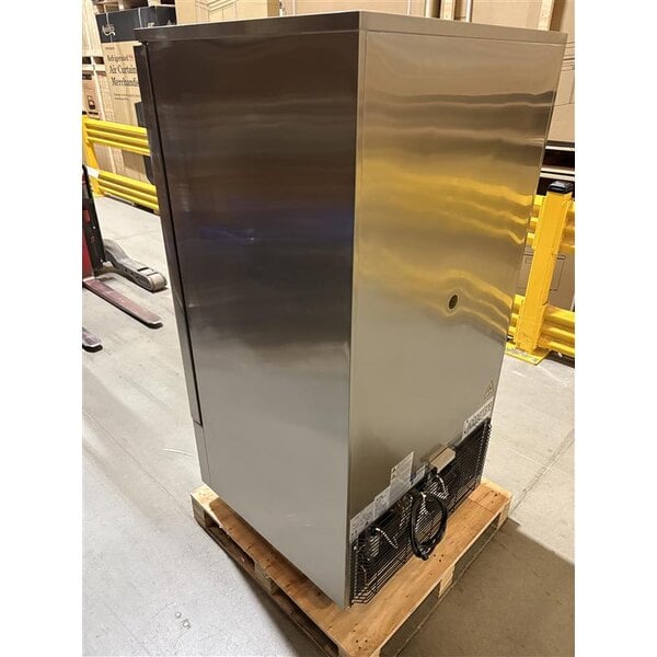 Scratch and Dent Avantco SF-10 31" Reach-In Blast Chiller / Freezer 88 lb. / 77 lb.