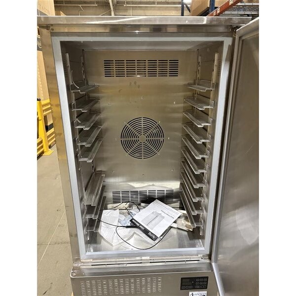 Scratch and Dent Avantco SF-10 31" Reach-In Blast Chiller / Freezer 88 lb. / 77 lb.