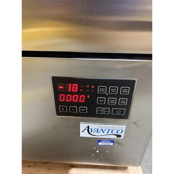 Scratch and Dent Avantco SF-10 31" Reach-In Blast Chiller / Freezer 88 lb. / 77 lb.