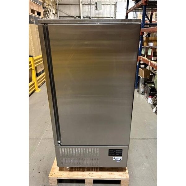 Scratch and Dent Avantco SF-10 31" Reach-In Blast Chiller / Freezer 88 lb. / 77 lb.