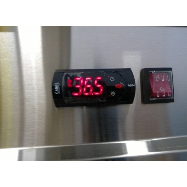 Scratch and Dent Avantco A-19F-HC 29" Solid Door Reach-In Freezer