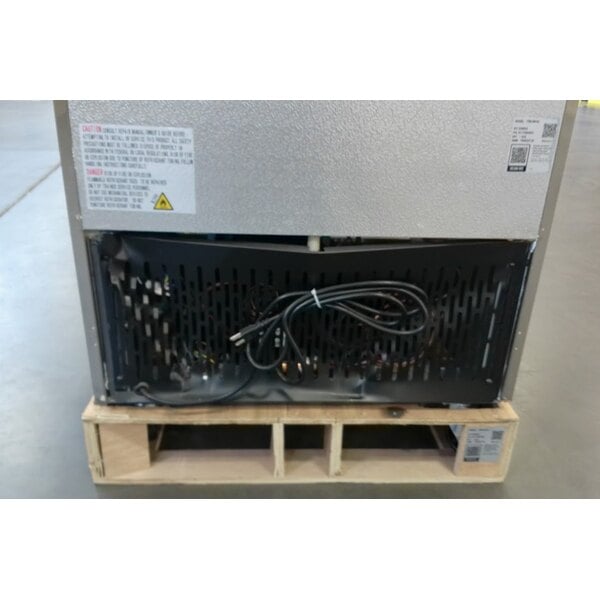 Scratch and Dent Avantco A-19F-HC 29" Solid Door Reach-In Freezer