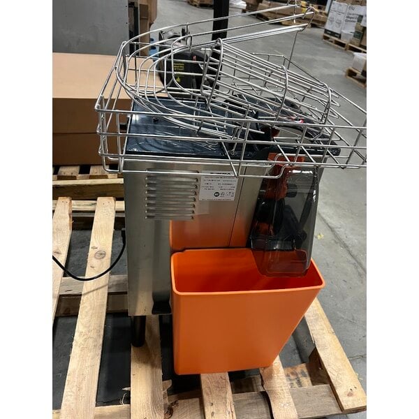 Scratch and Dent Zummo Z06-NOR Z06 Nature Orange Commercial Juicer - 10 Fruits / Minute