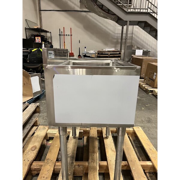 Scratch and Dent Regency 18" x 24" Underbar Ice Bin with 7 Circuit Post-Mix Cold Plate, Bottle Holders, and Sliding Lid - 51 lb.
