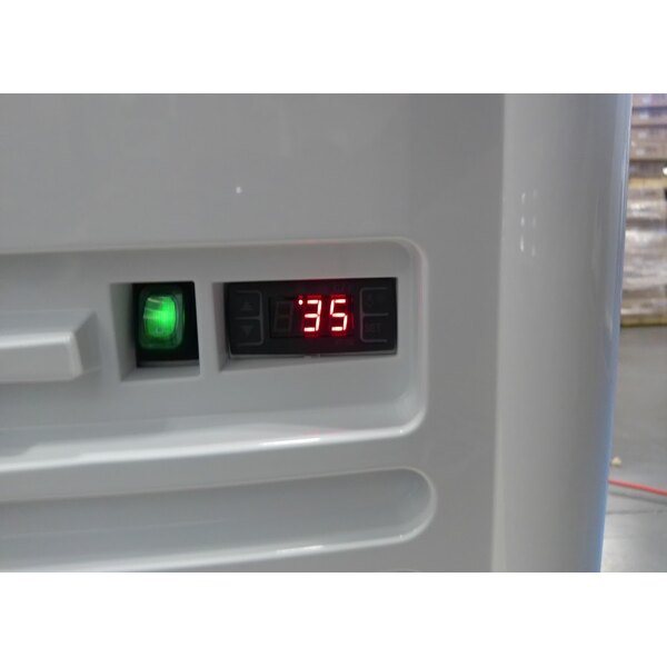 Scratch and Dent Avantco WMAC-36HC 36" White Vertical Air Curtain Merchandiser - 115V