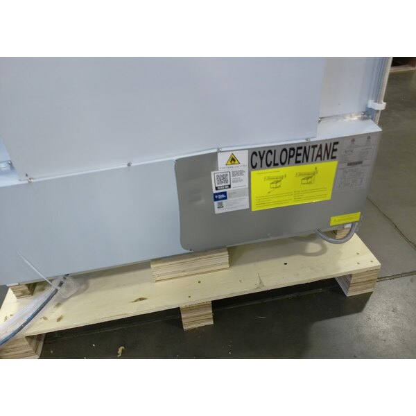 Scratch and Dent Avantco WMAC-36HC 36" White Vertical Air Curtain Merchandiser - 115V