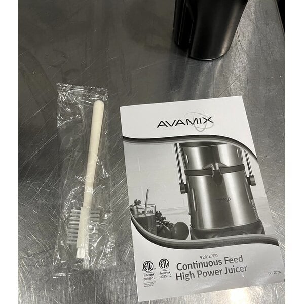 Scratch and Dent AvaMix JE700 Continuous Feed Juice Extractor with Pulp Ejection - 120V