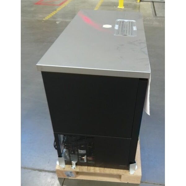 Scratch and Dent Avantco UDD-48-HC Double Tap Kegerator Beer Dispenser - Black, (2) 1/2 Keg Capacity