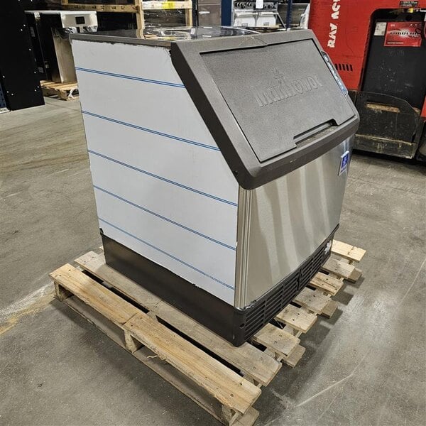 Scratch and Dent Manitowoc UDP0190A-161B NEO 26" Air Cooled Undercounter Full Dice Cube Ice Machine with 90 lb. Bin - 115V, 200 lb.