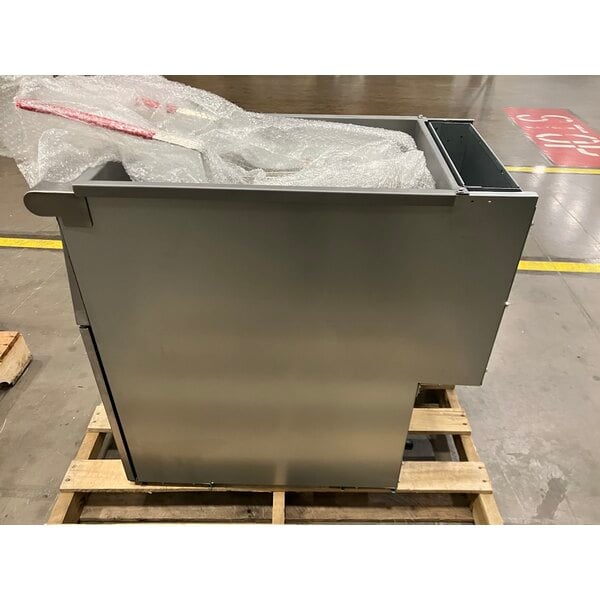 Scratch and Dent Avantco FF50 Natural Gas 50 lb. Stainless Steel Floor Fryer - 120,000 BTU