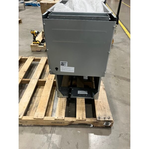 Scratch and Dent Avantco FF50 Natural Gas 50 lb. Stainless Steel Floor Fryer - 120,000 BTU