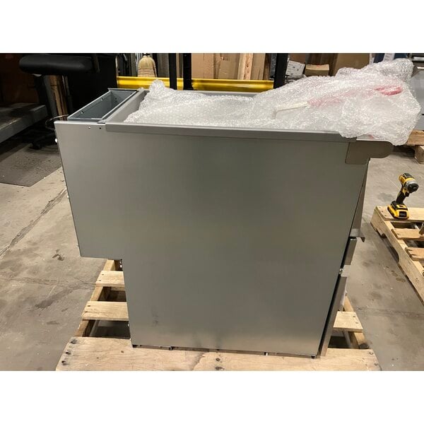 Scratch and Dent Avantco FF50 Natural Gas 50 lb. Stainless Steel Floor Fryer - 120,000 BTU