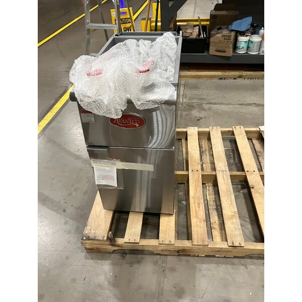 Scratch and Dent Avantco FF50 Natural Gas 50 lb. Stainless Steel Floor Fryer - 120,000 BTU