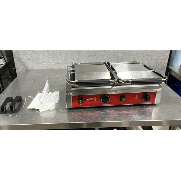 Scratch and Dent Avantco PG400GS Commercial Dual Panini Sandwich Grill with Grooved Top and Smooth Bottom Plates, and 19 5/8" x 9 1/8" Cooking Surface - 120V, 3500W