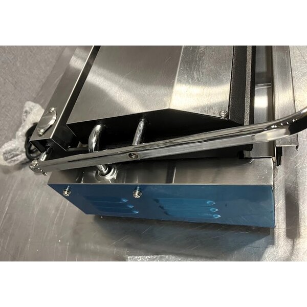 Scratch and Dent Avantco PG400GS Commercial Dual Panini Sandwich Grill with Grooved Top and Smooth Bottom Plates, and 19 5/8" x 9 1/8" Cooking Surface - 120V, 3500W