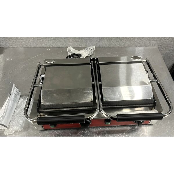 Scratch and Dent Avantco PG400GS Commercial Dual Panini Sandwich Grill with Grooved Top and Smooth Bottom Plates, and 19 5/8" x 9 1/8" Cooking Surface - 120V, 3500W