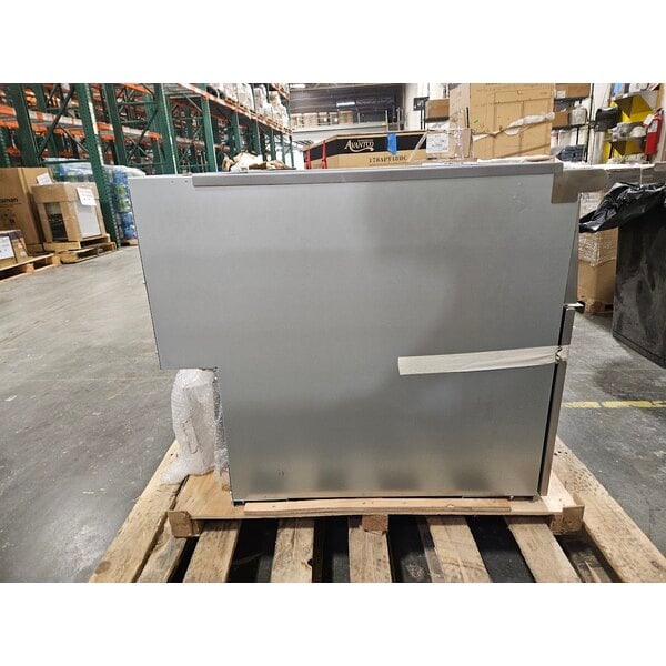 Scratch and Dent Avantco FF100 Natural Gas 70-100 lb. Stainless Steel Tube Floor Fryer - 150,000 BTU