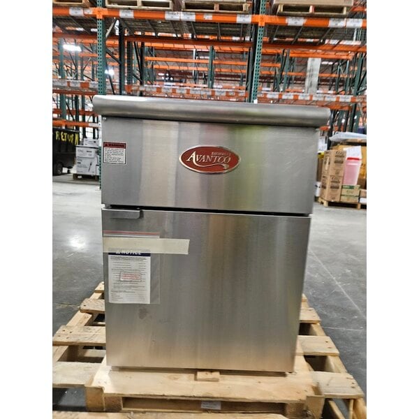 Scratch and Dent Avantco FF100 Natural Gas 70-100 lb. Stainless Steel Tube Floor Fryer - 150,000 BTU