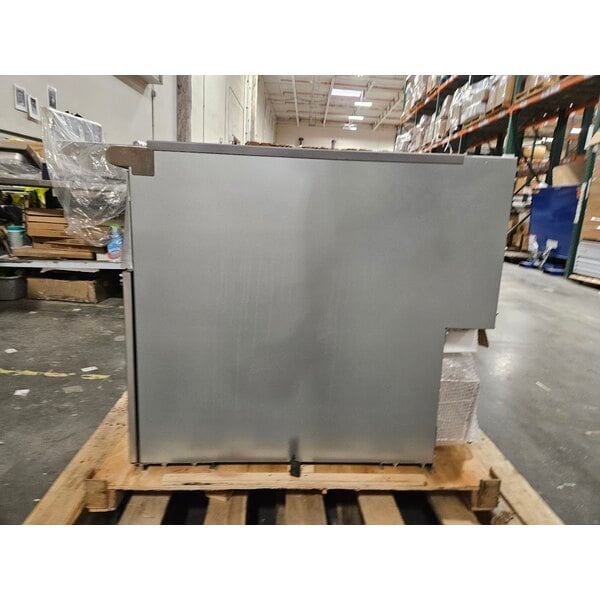 Scratch and Dent Avantco FF100 Natural Gas 70-100 lb. Stainless Steel Tube Floor Fryer - 150,000 BTU