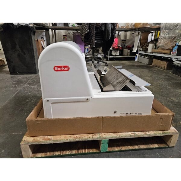 Scratch and Dent Berkel MB3/4STD Countertop Bread Slicer - 3/4" Slice Thickness, 15 1/2" Max Loaf Length - 1/3 hp