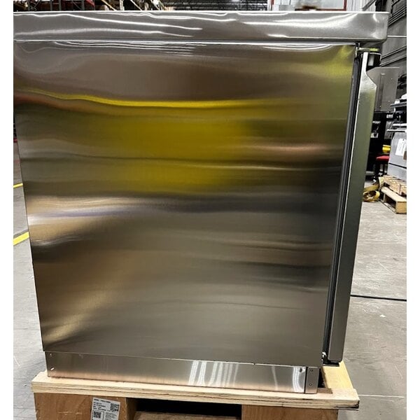 Scratch and Dent Avantco ZUC-48R-HC 48" Front Breathing Undercounter Refrigerator