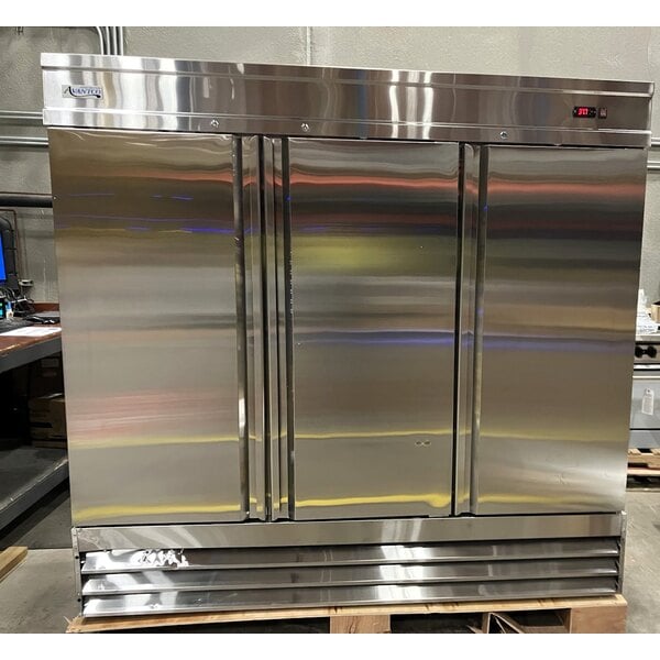 Scratch and Dent Avantco SS-3R-HC 81 5/16" Stainless Steel Solid Door Reach-In Refrigerator