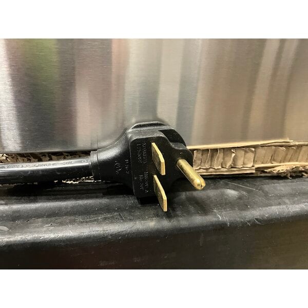 Scratch and Dent Cooking Performance Group EF302 30 lb. Dual Tank Heavy-Duty Electric Countertop Fryer - 208/240V, 8400/11,000W