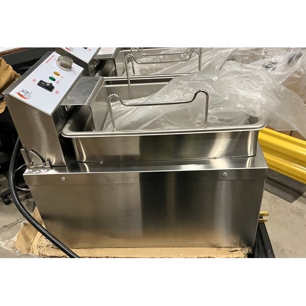 Scratch and Dent Cooking Performance Group EF302 30 lb. Dual Tank Heavy-Duty Electric Countertop Fryer - 208/240V, 8400/11,000W