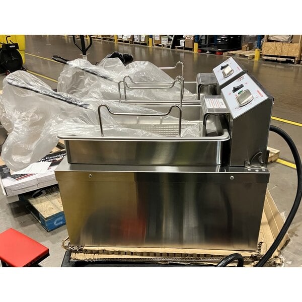 Scratch and Dent Cooking Performance Group EF302 30 lb. Dual Tank Heavy-Duty Electric Countertop Fryer - 208/240V, 8400/11,000W