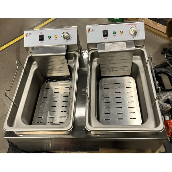 Scratch and Dent Cooking Performance Group EF302 30 lb. Dual Tank Heavy-Duty Electric Countertop Fryer - 208/240V, 8400/11,000W