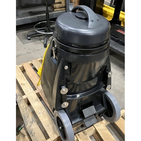 Scratch and Dent Viper Shovelnose 18 Gallon Wet / Dry Vacuum with Squeegee and Tool Kit