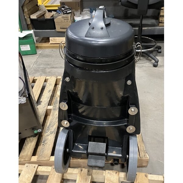 Scratch and Dent Viper Shovelnose 18 Gallon Wet / Dry Vacuum with Squeegee and Tool Kit