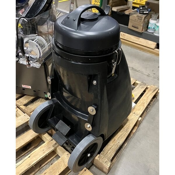 Scratch and Dent Viper Shovelnose 18 Gallon Wet / Dry Vacuum with Squeegee and Tool Kit