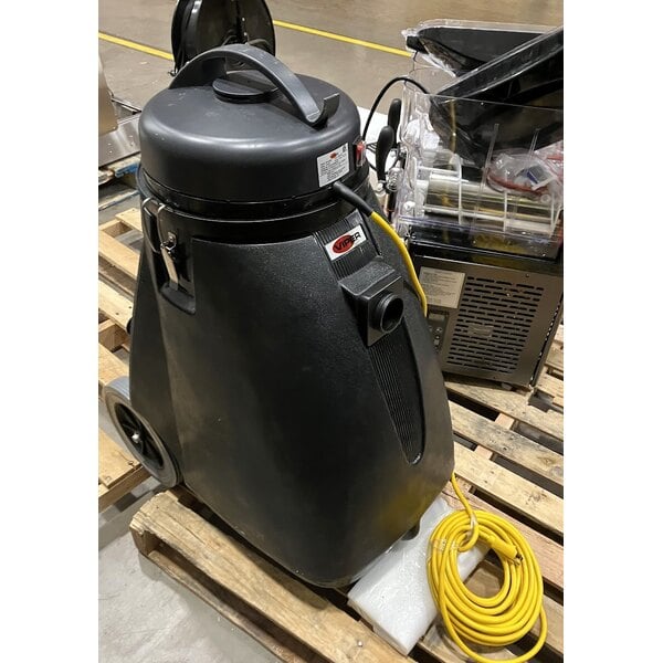 Scratch and Dent Viper Shovelnose 18 Gallon Wet / Dry Vacuum with Squeegee and Tool Kit