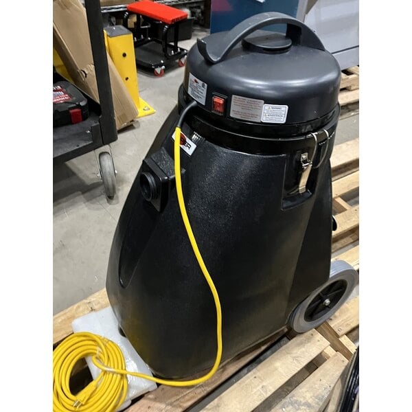 Scratch and Dent Viper Shovelnose 18 Gallon Wet / Dry Vacuum with Squeegee and Tool Kit