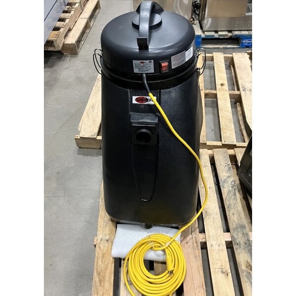 Scratch and Dent Viper Shovelnose 18 Gallon Wet / Dry Vacuum with Squeegee and Tool Kit