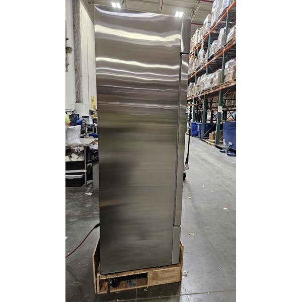 Scratch and Dent Avantco A-19R-HC 29" Solid Door Reach-In Refrigerator