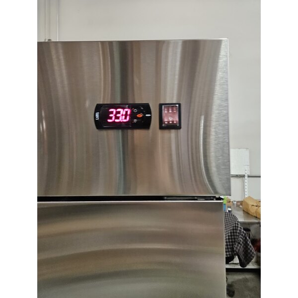 Scratch and Dent Avantco A-19R-HC 29" Solid Door Reach-In Refrigerator