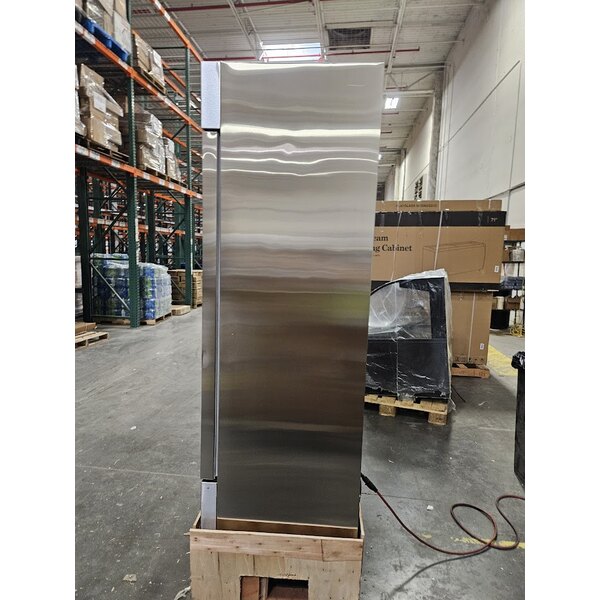 Scratch and Dent Avantco A-19R-HC 29" Solid Door Reach-In Refrigerator