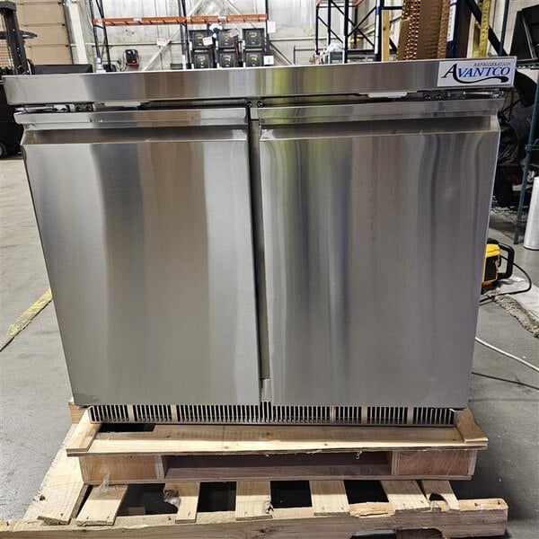 Scratch and Dent Avantco ZUC-36R-HC 36" Front Breathing Undercounter Refrigerator