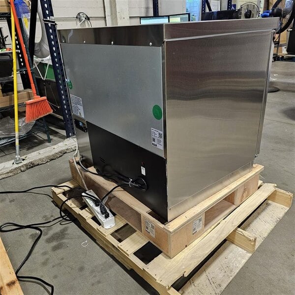 Scratch and Dent Avantco ZUC-36R-HC 36" Front Breathing Undercounter Refrigerator