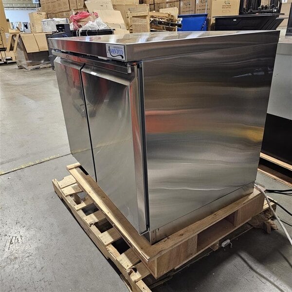 Scratch and Dent Avantco ZUC-36R-HC 36" Front Breathing Undercounter Refrigerator