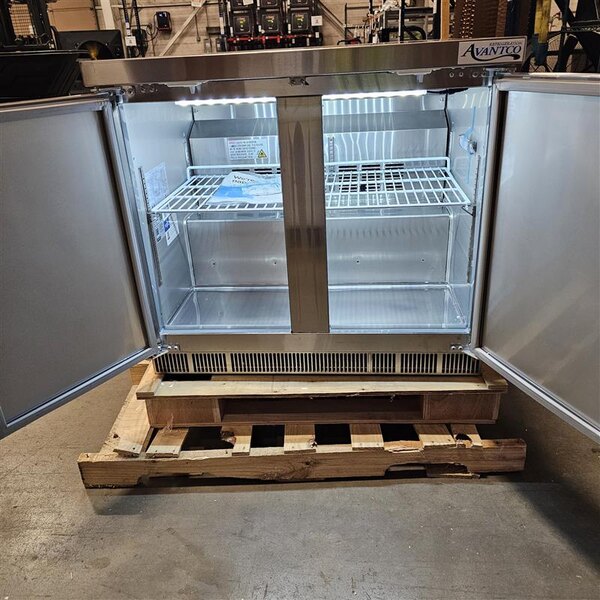 Scratch and Dent Avantco ZUC-36R-HC 36" Front Breathing Undercounter Refrigerator
