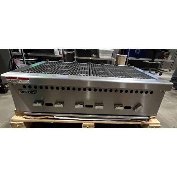 Scratch and Dent Vulcan VCRB36-1 Natural Gas 36" Low Profile Radiant Charbroiler - 87,000 BTU