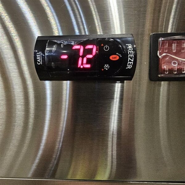 Scratch and Dent Avantco A-23F-HC 29" Solid Door Reach-In Freezer